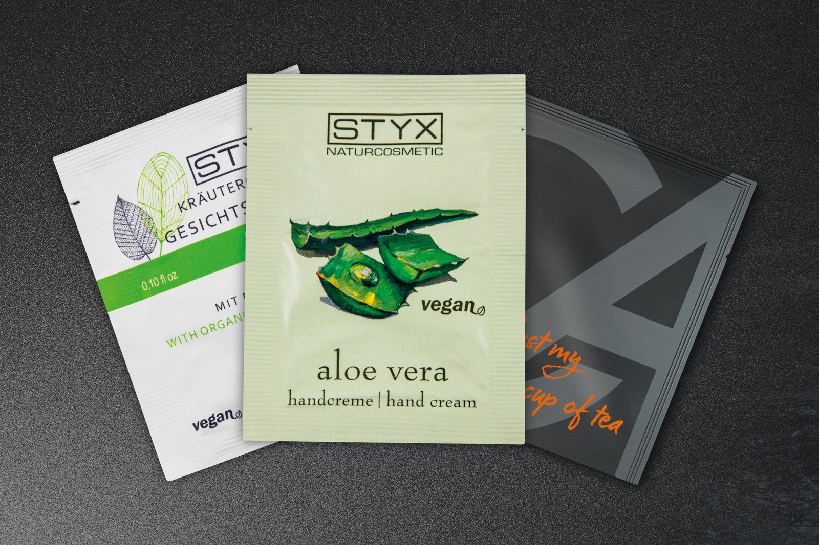 3D-Rendering mehrerer Kosmetik-Sachets auf dunklem Untergrund